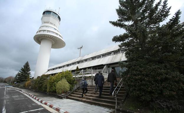 Un grupo de personas accede al aeropuerto de Foronda.