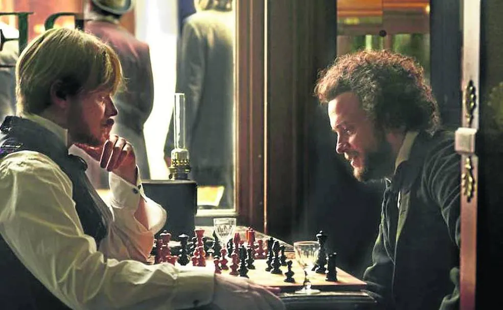 Engels (Stefan Kornaske) y Marx (August Diehl), en una escena de 'El joven Marx', filme de Raoul Peck (2017). 