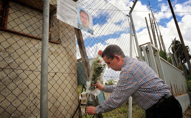 Javier Pernía, deposita unas flores en recuerdo de Manuel Piñuel.