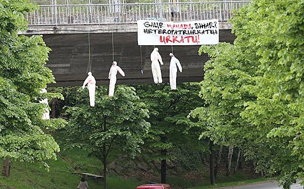 Imagen de los muñecos que han aparecido cogados en Getxo.