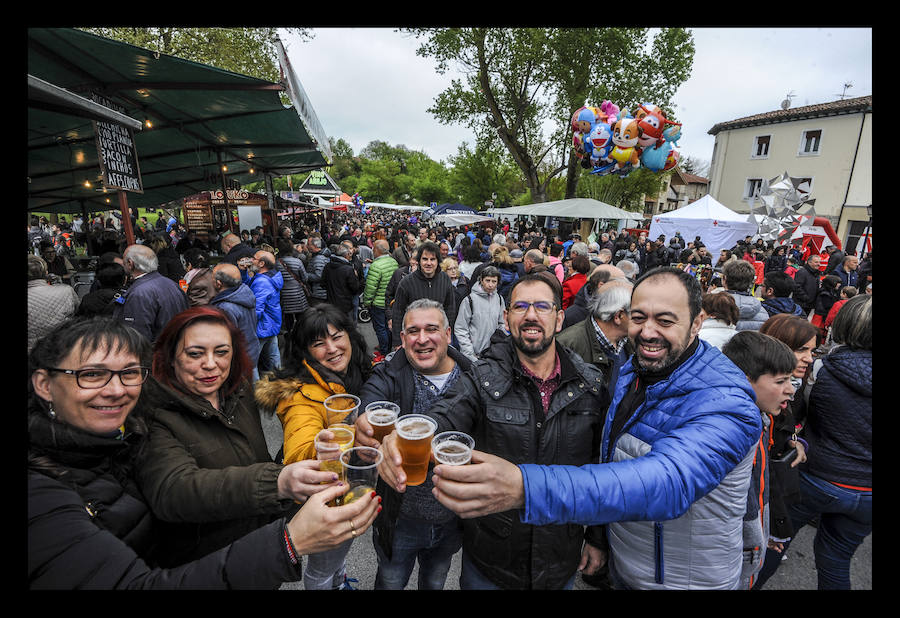 Fotos: El cielo encapotado y la amenaza de lluvia no ha deslucido la popular romería a las campas de Armentia