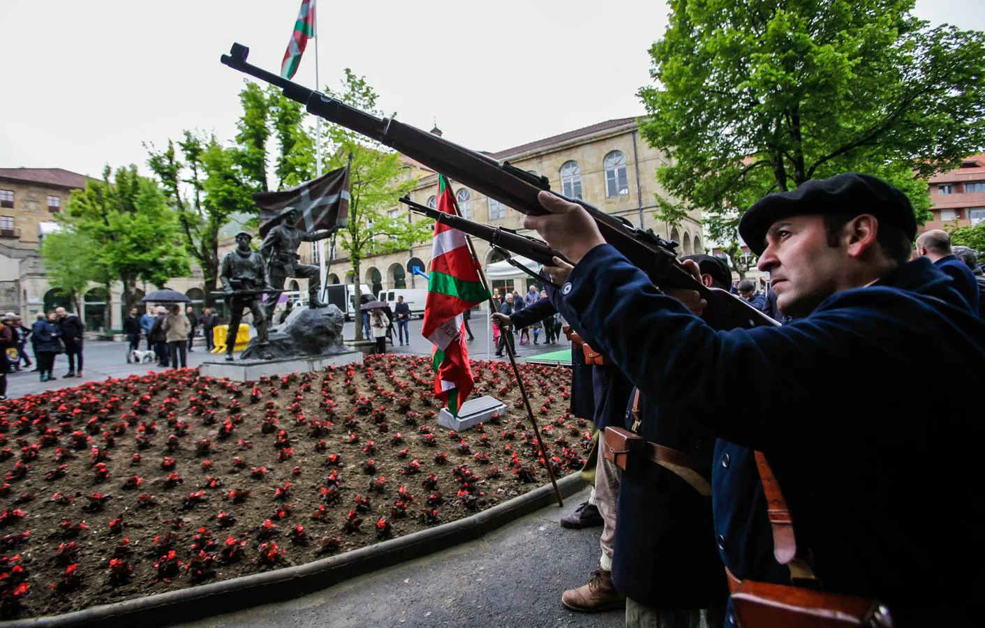 Fotos: Gernika recuerda a los gudaris de la Guerra Civil con una escultura