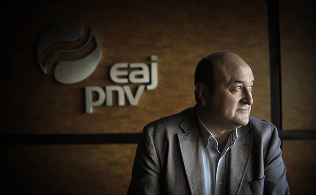 El presidente del PNV, Andoni Ortzuar, posa en Sabin Etxea tras una intensa semana en la que viajó a Madrid para cerrar personalmente con Rajoy el acuerdo presupuestario./