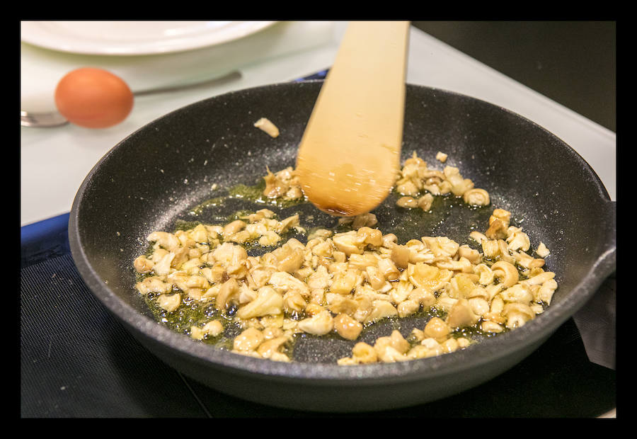 Los políticos compiten para demostrar quién es el mejor cocinando un revuelto de perretxikos.