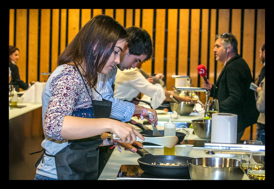 Los políticos compiten para demostrar quién es el mejor cocinando un revuelto de perretxikos.