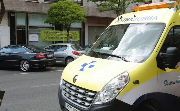 Una ambulancia trasladó a la víctima al hospital Santiago de Vitoria. 