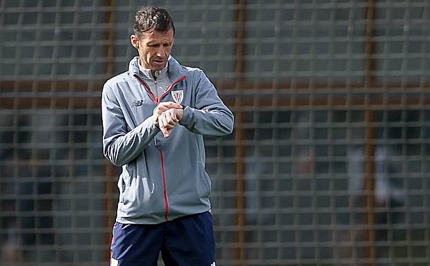 Ziganda mira su cronómetro en un entrenamiento del Athletic en Lezama./ 