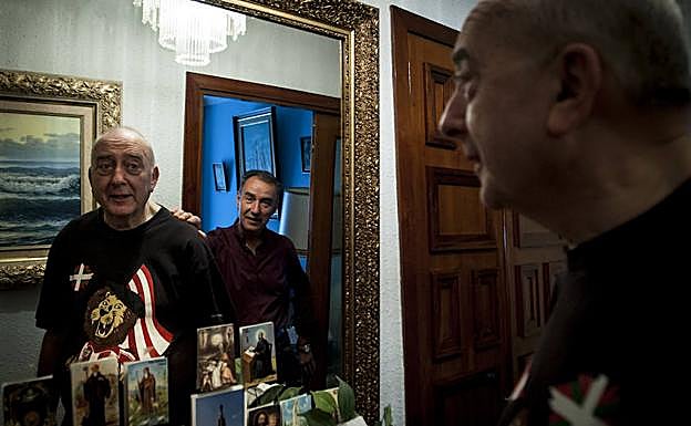 Benito, muy religioso, se apoya en Juanjo en el hall de su casa, repleto de estampas de santos.