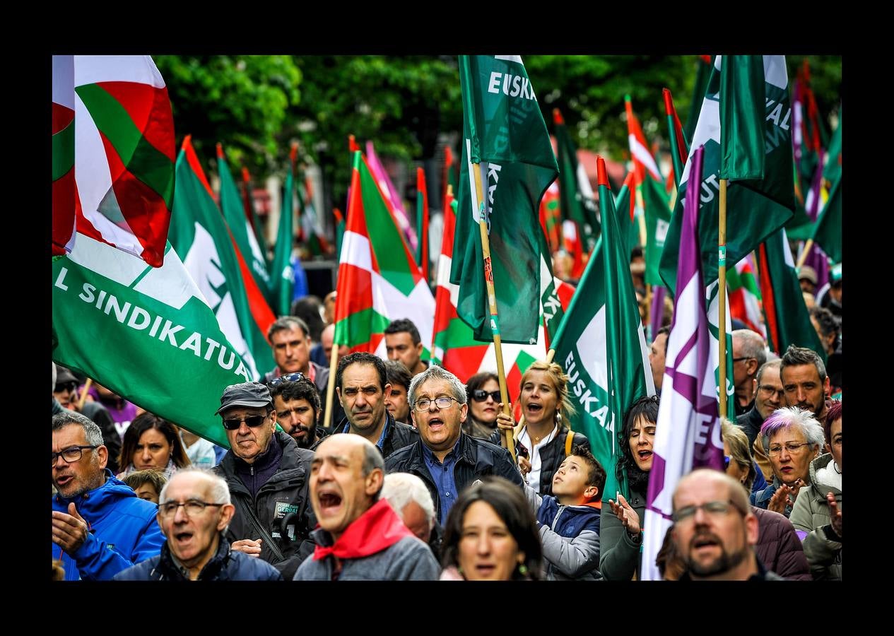 Miles de personas participan en las diferentes manifestaciones organizadas por los sindicatos UGT, CC OO, ELA y Lab en las tres capitales vascas.