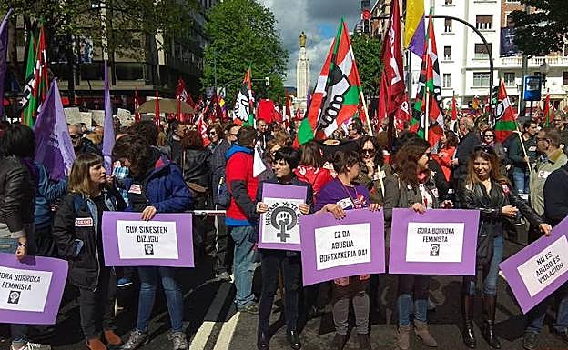 Reivindicaciones feministas en la manifestación de CC OO y UGT.