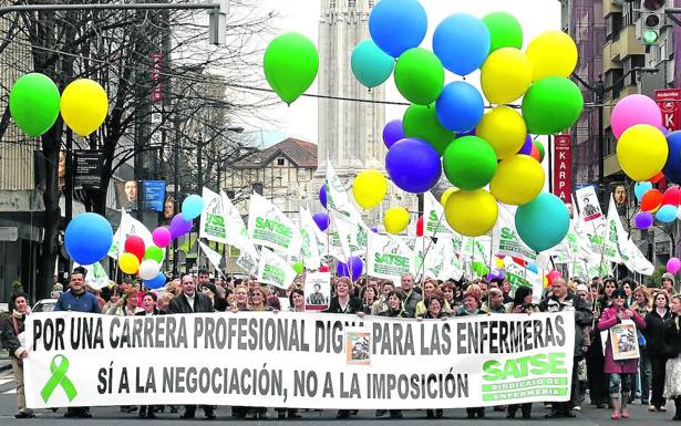 Protesta del Sindicato de Enfermería de Euskadi en demanda de un procedimiento que permita ascender en la Sanidad pública.