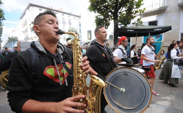 Una charanga, durante un paseíllo de las últimas fiestas.