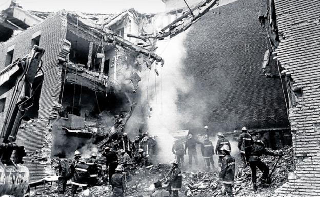 40 familias dormían en la casa cuartel la noche del atentado. «El piso de arriba no existía al despertarme».