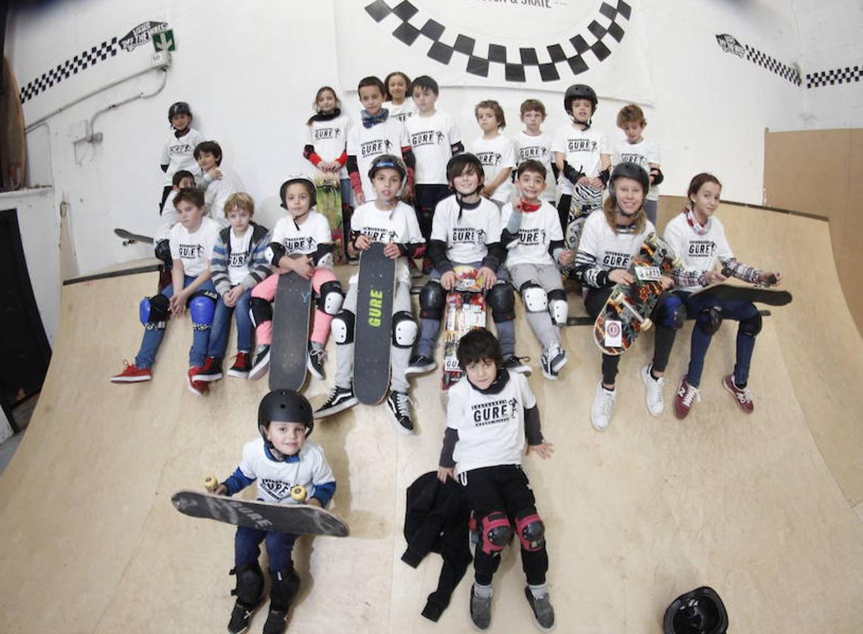 Cientos de niños y jóvenes pasan por las rampas de 'Gure Txoko' para aprender desde el skate más básico hasta los trucos más complicados. 