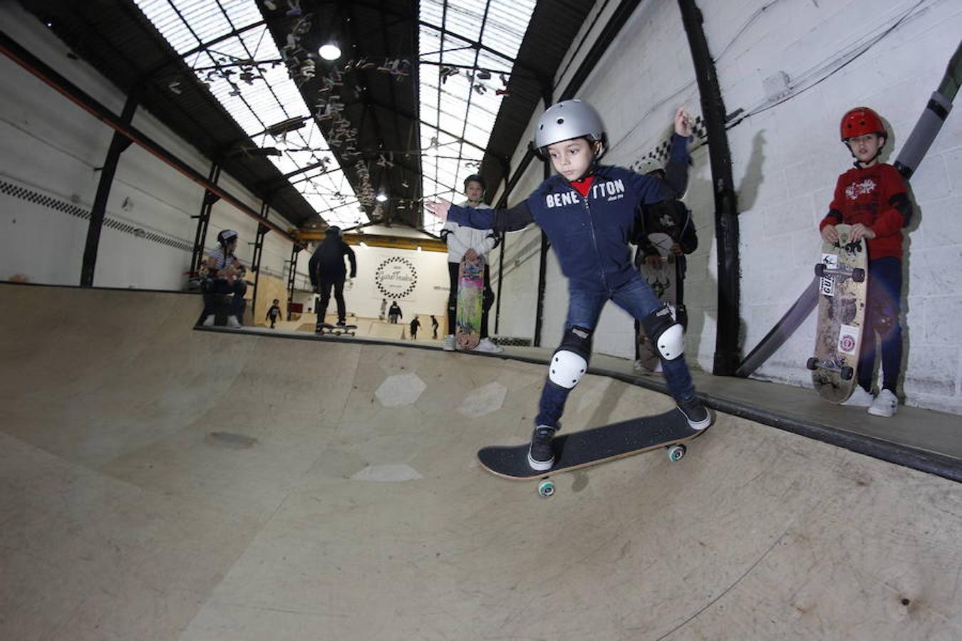 Cientos de niños y jóvenes pasan por las rampas de 'Gure Txoko' para aprender desde el skate más básico hasta los trucos más complicados. 
