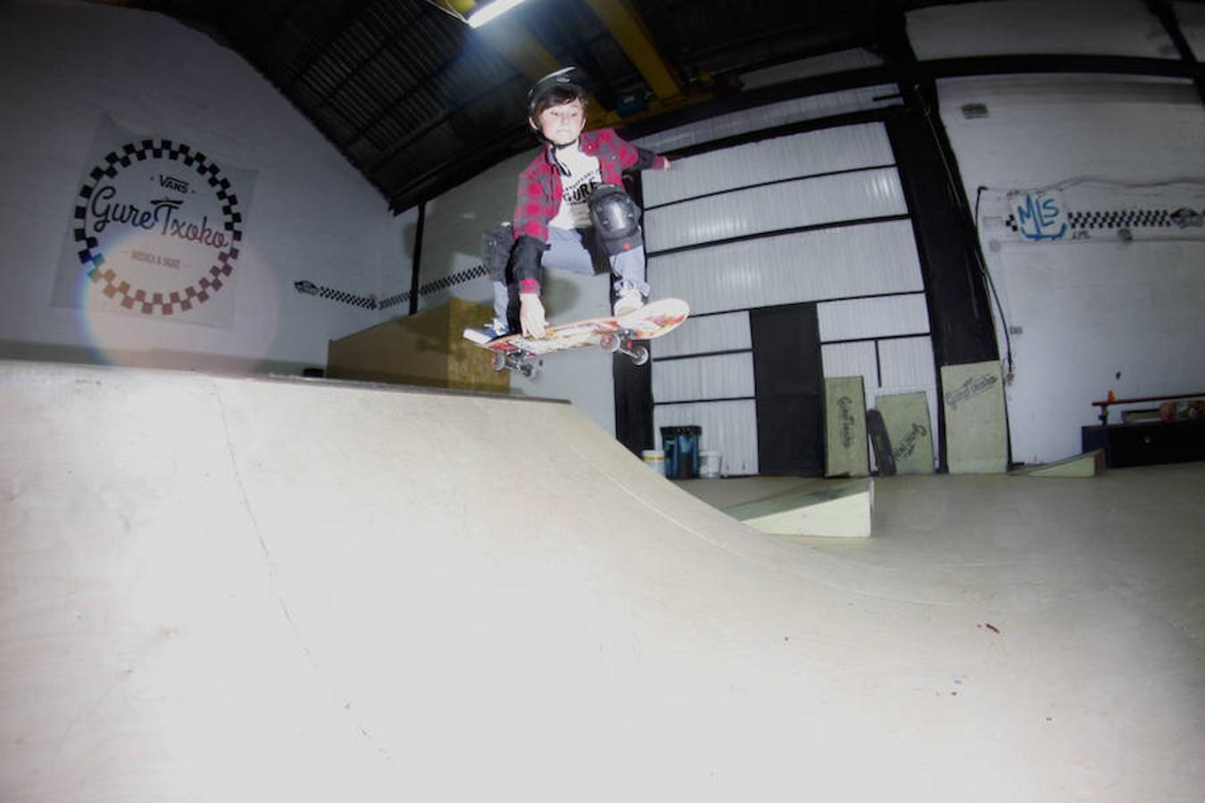 Cientos de niños y jóvenes pasan por las rampas de 'Gure Txoko' para aprender desde el skate más básico hasta los trucos más complicados. 