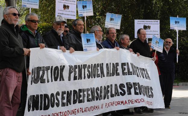 Jubilados getxotarras expresaron ayer su malestar en la plaza del Ajedrez de Las Arenas.