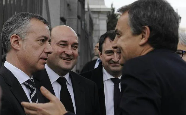 Urkullu conversa con Zapatero junto al presidente del PNV, Andoni Ortuzar. 