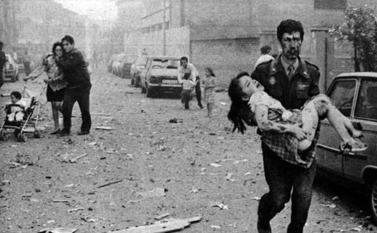 El guardia civil José Gálvez Barragán porta en brazos a Isabel Porras tras la explosión.