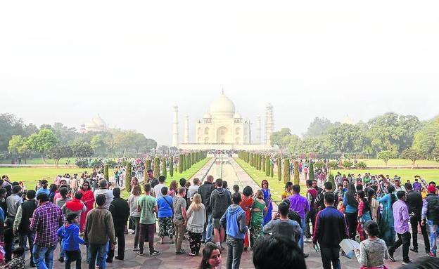 No es fácil sentirse solo ante el Taj Mahal, la mayor parte de los días cerca de 70.000 personas visitan el famoso mausoleo.