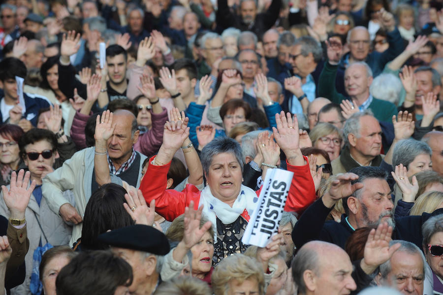La marcha de protesta se produce pese al pacto PP-PNV para elevar las prestaciones este año y el próximo en base al IPC