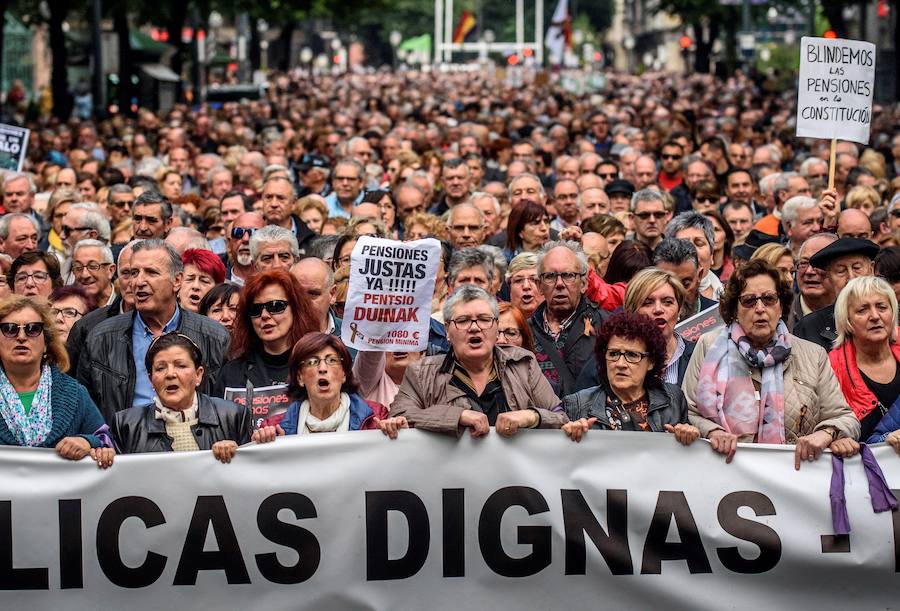 La marcha de protesta se produce pese al pacto PP-PNV para elevar las prestaciones este año y el próximo en base al IPC