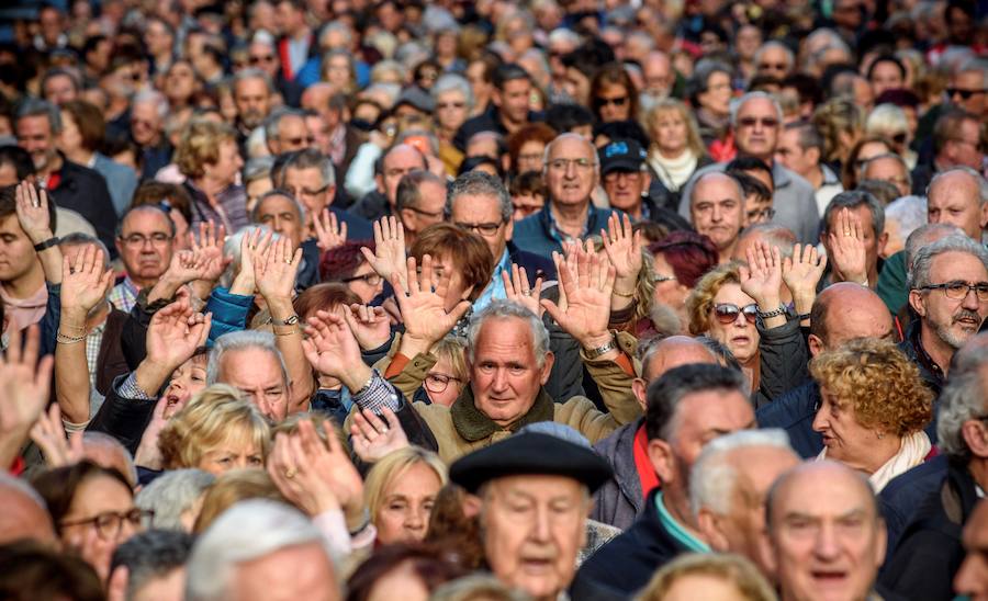 La marcha de protesta se produce pese al pacto PP-PNV para elevar las prestaciones este año y el próximo en base al IPC