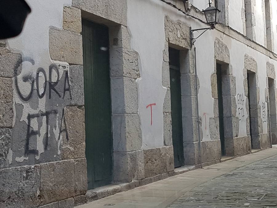 Numerosas paredes del casco viejo de la localidad costera han aparecido cubiertos con pintadas de 'Gora ETA'