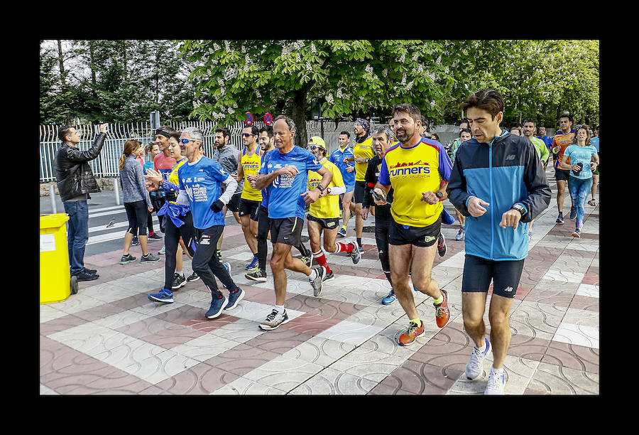 Más de un centenar de corredores comparten entrenamiento y desayuno en Vitoria en la víspera del gran día con el veterano Martín Fiz