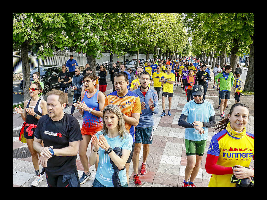 Más de un centenar de corredores comparten entrenamiento y desayuno en Vitoria en la víspera del gran día con el veterano Martín Fiz