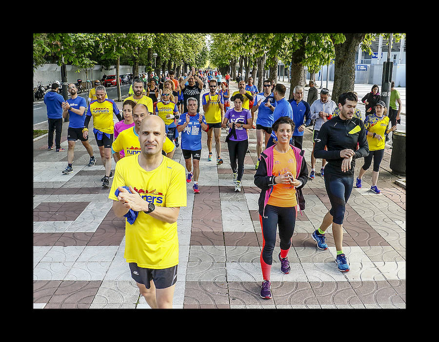 Más de un centenar de corredores comparten entrenamiento y desayuno en Vitoria en la víspera del gran día con el veterano Martín Fiz