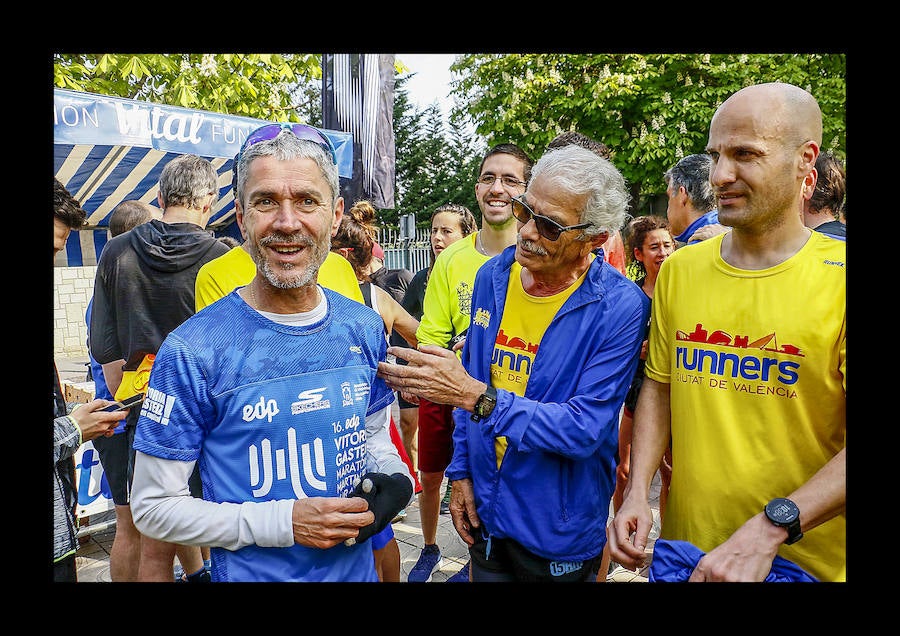 Más de un centenar de corredores comparten entrenamiento y desayuno en Vitoria en la víspera del gran día con el veterano Martín Fiz