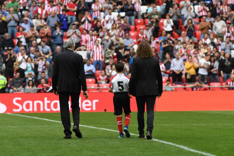 Fotos: Puyol recibe el One Club Man Award en San Mamés