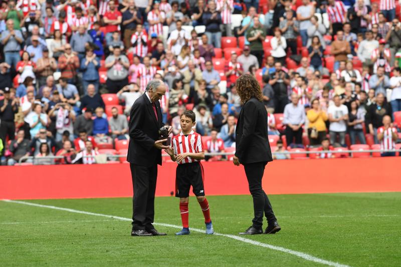 Fotos: Puyol recibe el One Club Man Award en San Mamés