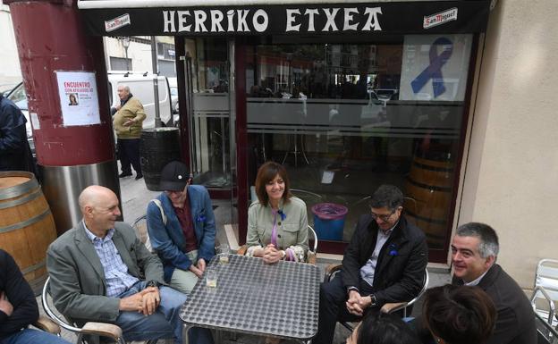 Idoia Mendia, esta mañana en la Casa del Pueblo del barrio bilbaíno de La Peña.