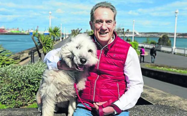 Andoni Goikoetxea y Lagun desafían al viento en el muelle de Churruca, en Las Arenas.