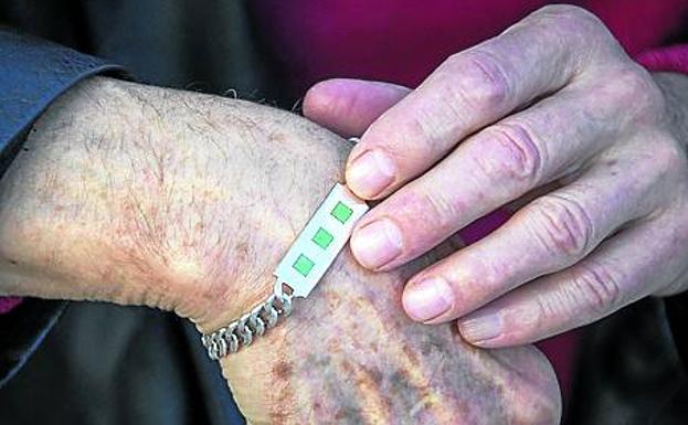 La pulsera de Mamet. El autor se la regaló con una carta de felicitación por su gran trabajo en 'Muñeca de porcelana', que en EE UU hizo Al Pacino. «A él no se la ha regalado», dice con un punto de malicia.