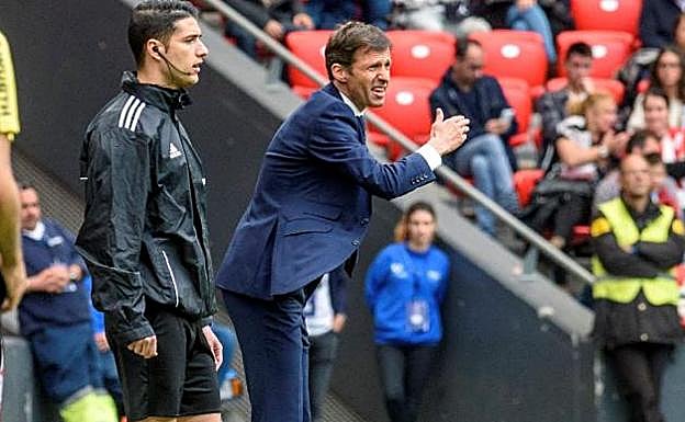 Ziganda da instrucciones durante el encuentro ante el Betis.