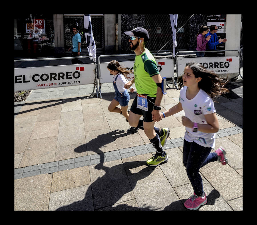 Más de 5.000 corredores y patinadores han inundado este domingo las calles de la capital alavesa