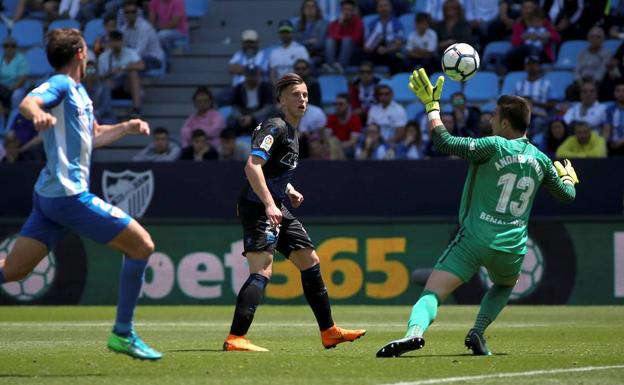 Momento exacto en el que la pelota picada de Demirovic supera a Prieto.