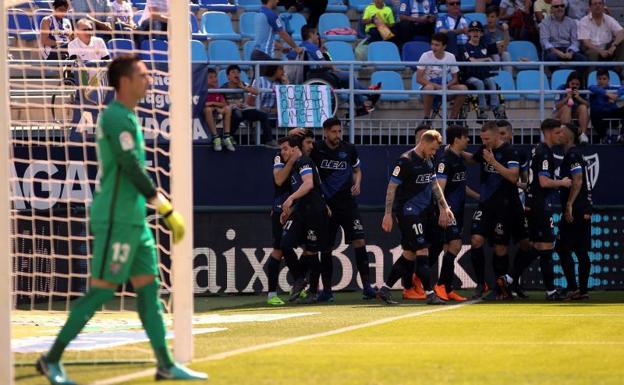 El Alavés celebrando un gol en la Rosaleda