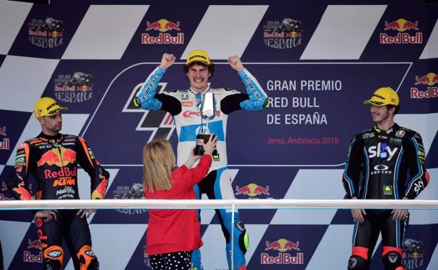 Baldassarri festeja su victoria en el podio, donde estuvo escoltado por Oliveira y Bagnaia. 