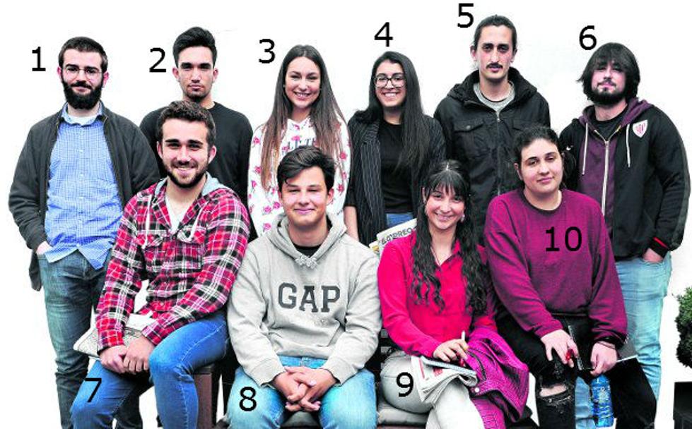 Los seis chicos y las cuatro chicas se dieron cita en la sede de EL CORREO para debatir sobre ETA. 