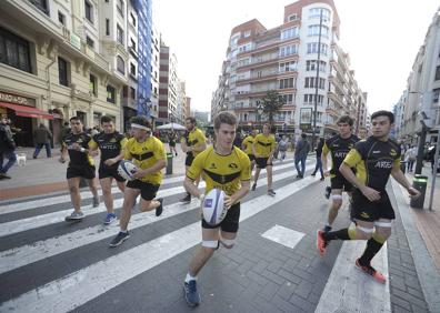 Imagen secundaria 1 - Aspirantes. El Racing 92 festeja su pase a la final tras derrotar en Burdeos al Munster el pasado 22 de abril. El segundo por la derecha es Dan Carter. A continuación, jugadores del Getxo, el sábado en Indautxu. Finalmente, escaparates alusivos al rugby en la ciudad.