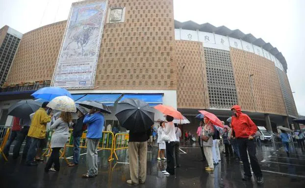 Aficionados hacen cola en la Plaza de Toros de Vista Alegre.