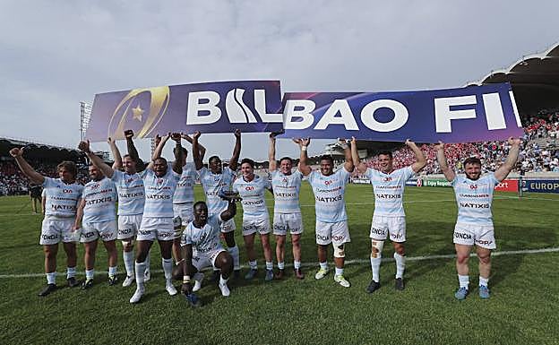Imagen principal - Aspirantes. El Racing 92 festeja su pase a la final tras derrotar en Burdeos al Munster el pasado 22 de abril. El segundo por la derecha es Dan Carter. A continuación, jugadores del Getxo, el sábado en Indautxu. Finalmente, escaparates alusivos al rugby en la ciudad.