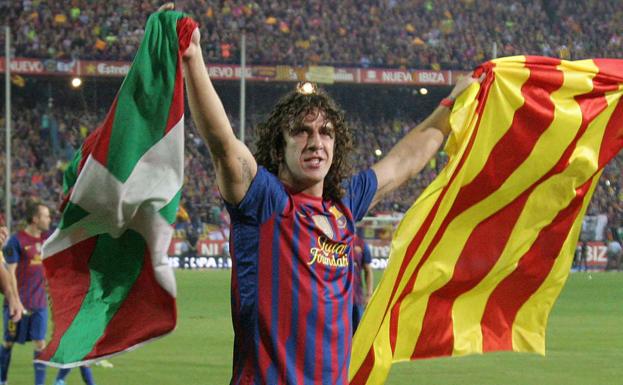 Puyol enseña la ikurriña en Mestalla.