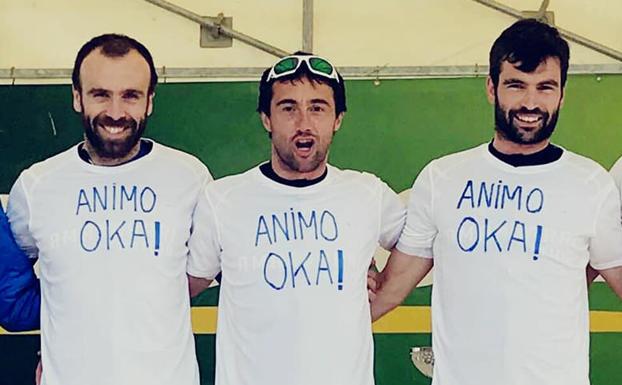 El equipo Amandarri, el pasado 5 de mayo en el triatlón de Senpere, lució camisetas para animar a su amigo.