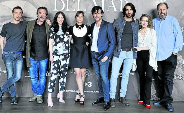 El elenco de la serie está encabezado por Michelle Jenner, Aitor Luna y Josep María Pou, entre otros. 