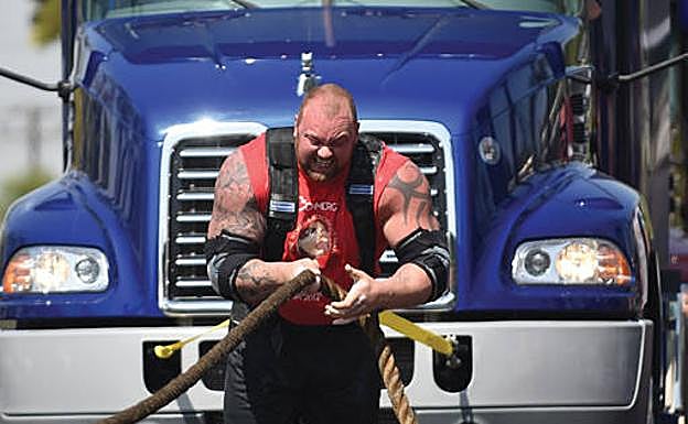 Björnsson arrastra un camión en una de las pruebas del campeonato del mundo.